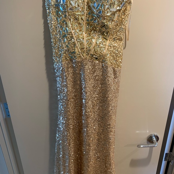 Stunning gold sequence gown with stones - Picture 4 of 7